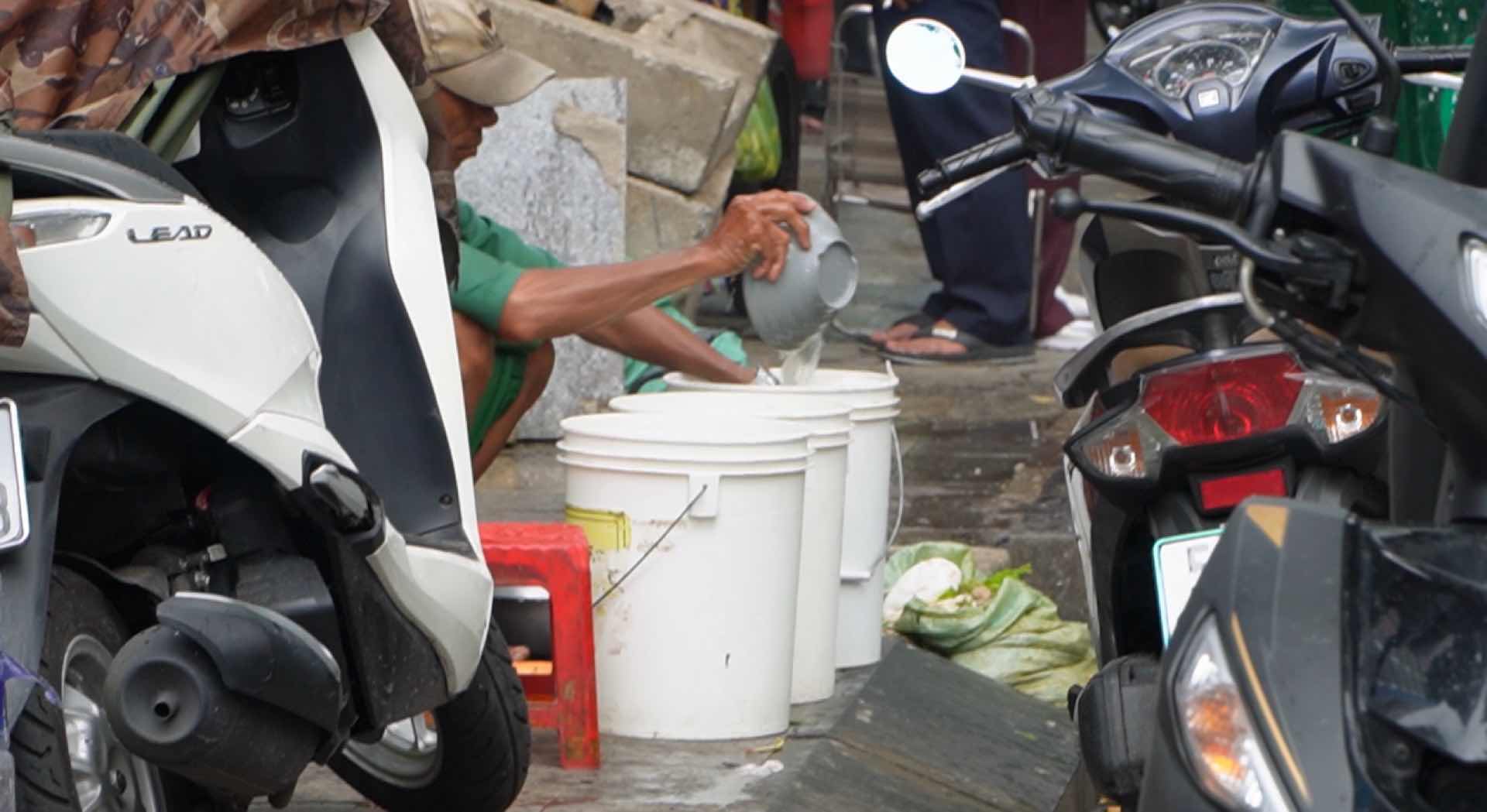 Via he phia truoc mot benh vien tren duong Nguyen Thi Minh Khai (Quan 3 cu). Anh: Ly Linh