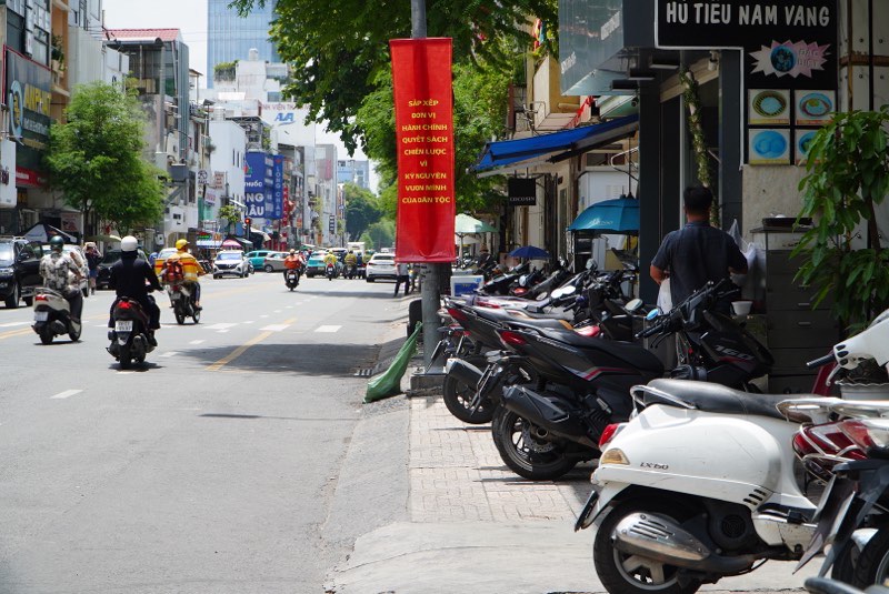 Via he tren duong Vo Van Tan (Quan 3 cu) bi xe may chiem tron. Anh: Ly Linh