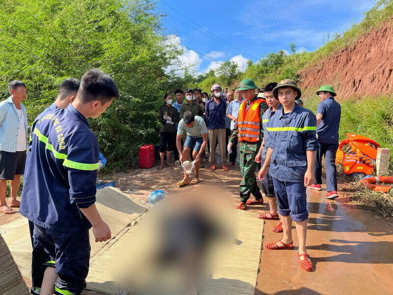 Les corps des deux victimes emportees par les inondations a Lang Son ont ete retrouves. Photo : Hoang Huan