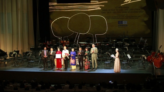 Awarded the UNESCO World Documentary Heritage Certificate to the family of the late musician Hoang Van. Photo: Ministry of Culture, Sports and Tourism