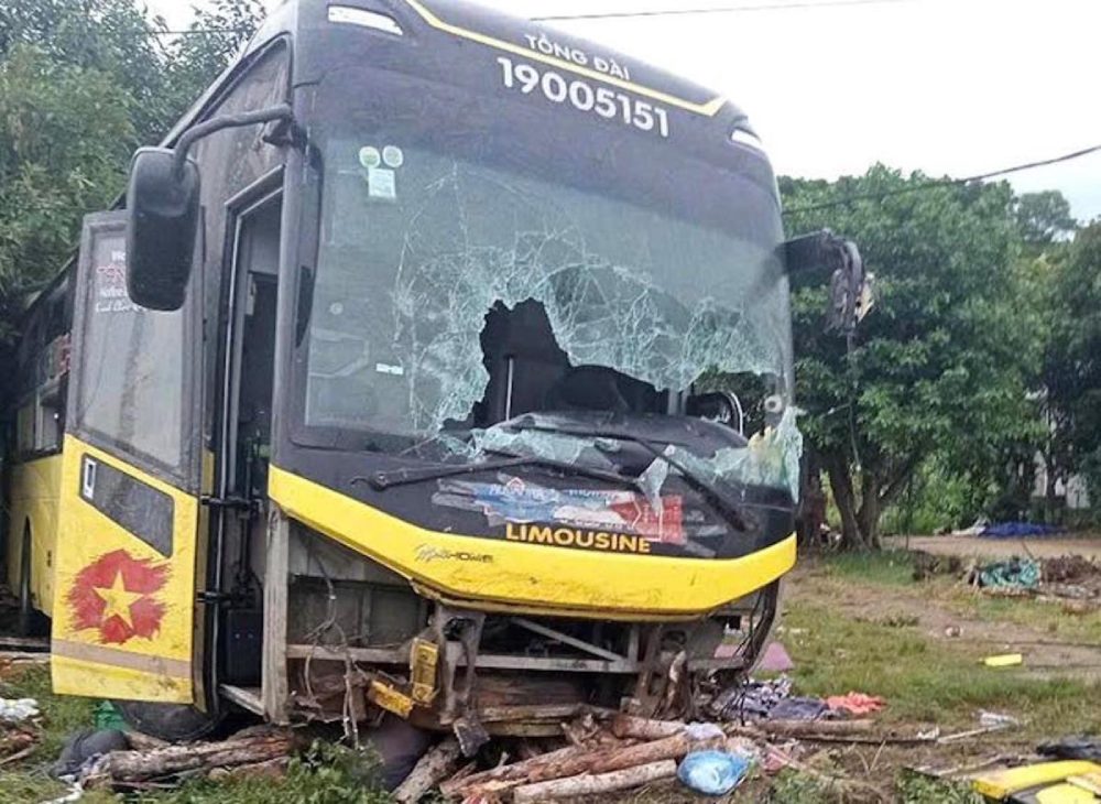 Scene of the passenger bus overturned in Ha Tinh. Photo: VGP