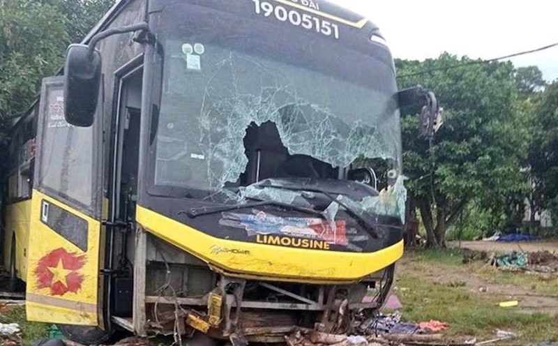 Scene of the passenger bus overturned in Ha Tinh. Photo: VGP
