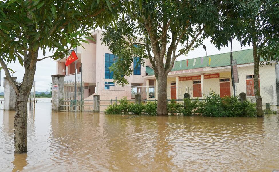 Khoang 100 ho dan o thon Tien Phong tam thoi bi co lap, nhung nho kinh nghiem ung pho lu lut, nguoi dan da chu dong ke cao tai san, dua gia suc len cao va chuan bi san thuyen de phong khi can thiet.