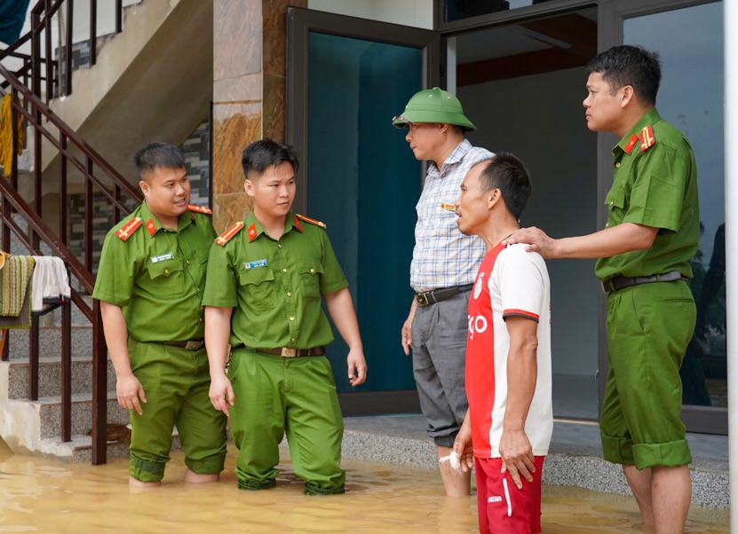 Gia dinh ong Ngo Van Hung (xa Duc Quang) da ke don toan bo do dac len tang tren, san sang di chuyen nguoi gia va tre nho ra noi cao hon neu nuoc tiep tuc dang. “Nuoc lu bat dau dang nhanh tu toi qua, sang nay co dau hieu rut nhung den chieu kha nang se len tro lai. Gia dinh toi da chu dong dua toan bo do dac len tang cao. Neu nuoc tiep tuc dang, chung toi se di chuyen nguoi gia va tre nho bang thuyen ra khu vuc cao hon de dam bao an toan“.