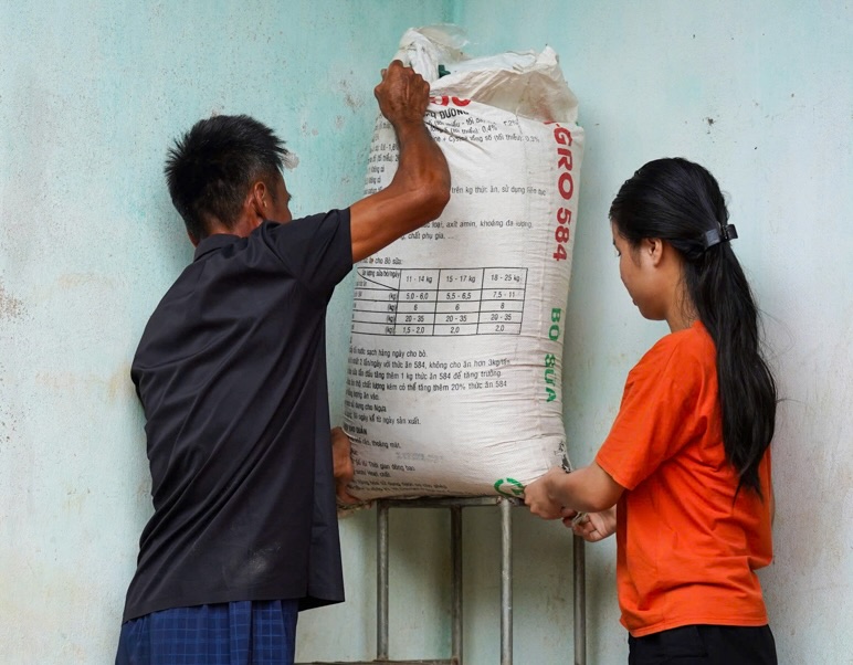 “Tu toi qua, thay nuoc bat dau dang nhanh, gia dinh toi da huy dong con chau ke cao giuong, tu, chuyen het do dien tu va luong thuc len tang tren. Sang nay, nuoc co rut doi chut nhung nghe du bao chieu co the len lai nen chung toi van tiep tuc canh giac“, ong Tran Van Chuc - xa Duc Minh cho biet.