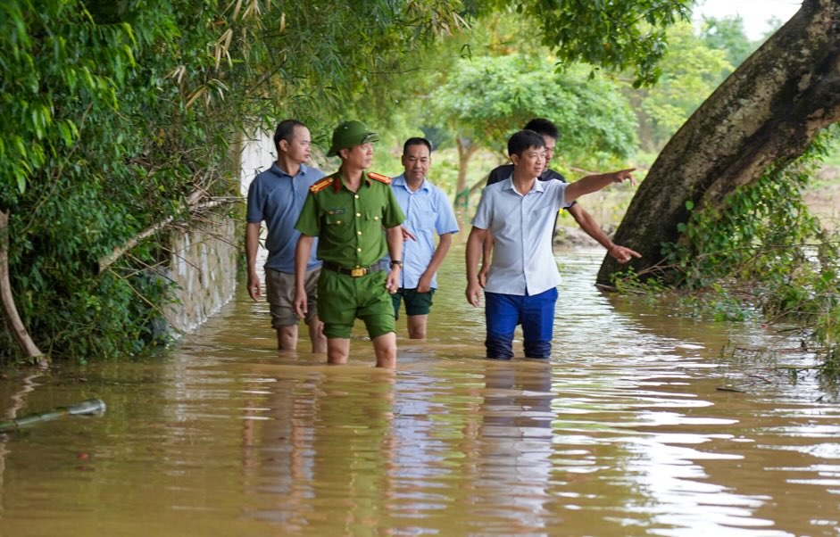 Doan cong tac UBND xa Duc Minh kiem tra thuc dia tai thon Thinh Kim, canh bao nguoi dan nang cao canh giac truoc nguy co nuoc len tro lai trong chieu 25.7.