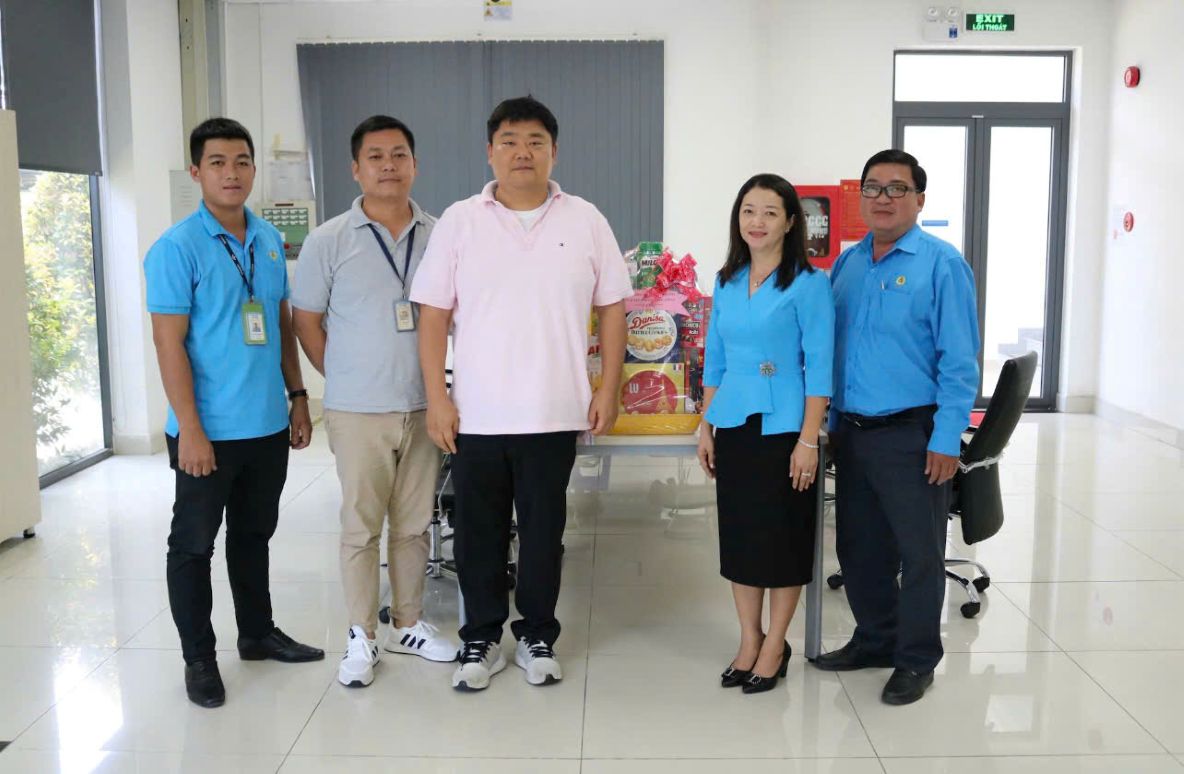 Lanh dao LDLD TP Can Tho tang qua cho CDCS Cong ty