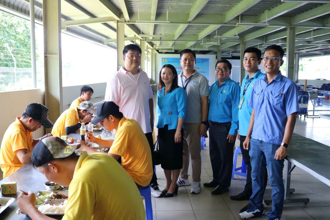 Lanh dao LDLD TP Can Tho tham du Bua com Cong doan, tham hoi dieu kien lam viec cua doan vien, cong nhan lao dong. Anh: Anh Khoa