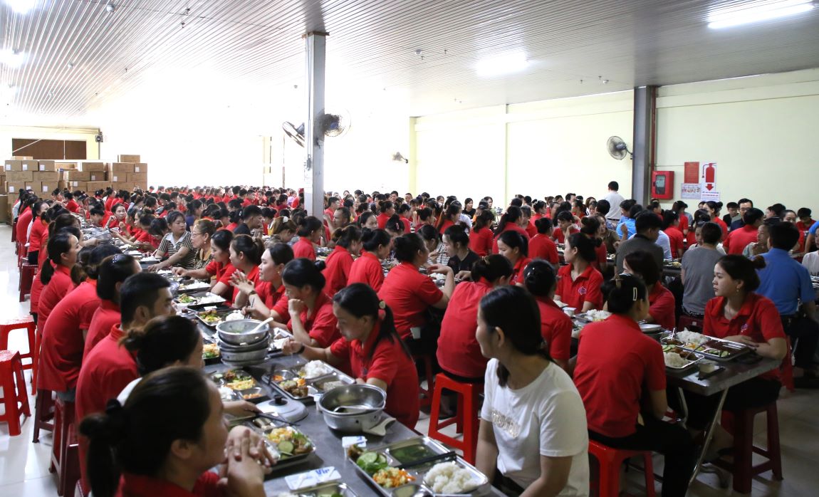 Bua com Cong doan duoc to chuc o Cong ty Co phan Phat trien may mac mien Trung. Anh: Hung Tho