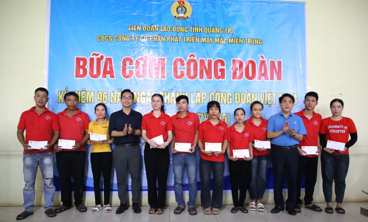 Lanh dao LDLD tinh Quang Tri va Ban Quan ly Khu Kinh te tinh Quang Tri tang qua cho nguoi lao dong co hoan canh kho khan. Anh: Hung Tho