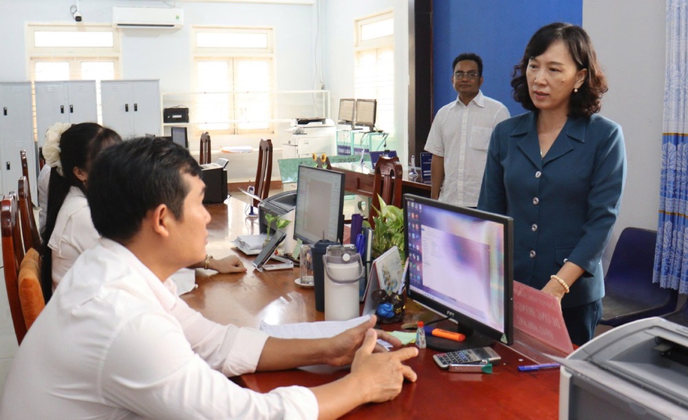 Pho Chu tich UBND tinh An Giang Nguyen Thi Minh Thuy kiem tra hoat dong cua Trung tam Phuc vu Hanh chinh cong xa Thoai Son. Anh: Ngoc Mai
