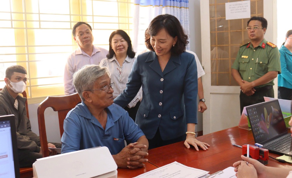 Vice Chairwoman of An Giang Provincial People's Committee Nguyen Thi Minh Thuy inspected the activities of local government at both levels and visited people coming to do administrative procedures. Photo: Ngoc Mai