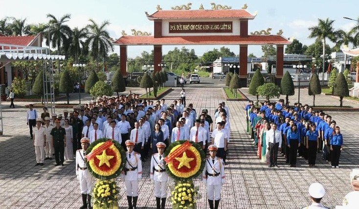Pho Chu tich nuoc cung doan cong tac, lanh dao tinh Ca Mau dang huong tai nghia trang liet si tinh Ca Mau. Anh: Nhat Ho