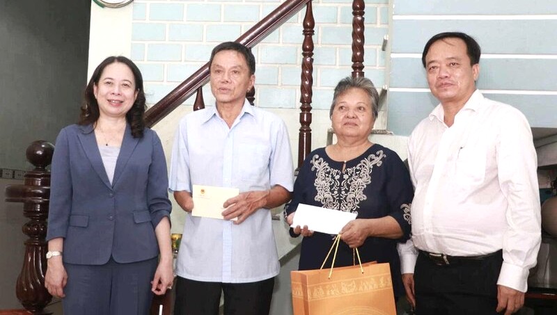 Pho Chu tich nuoc Vo Thi Anh Xuan den tan nha tham, dong vien va gui loi tri an den thuong binh Dang Minh Thoi, phuong Tan Thanh, tinh Ca Mau Anh: Nhat Ho