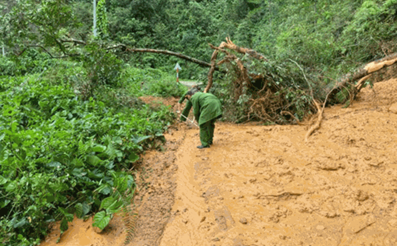 Mountains and landslides on Provincial Road 673 to Xop, Ngoc Linh. Photo: Quyet Ngo