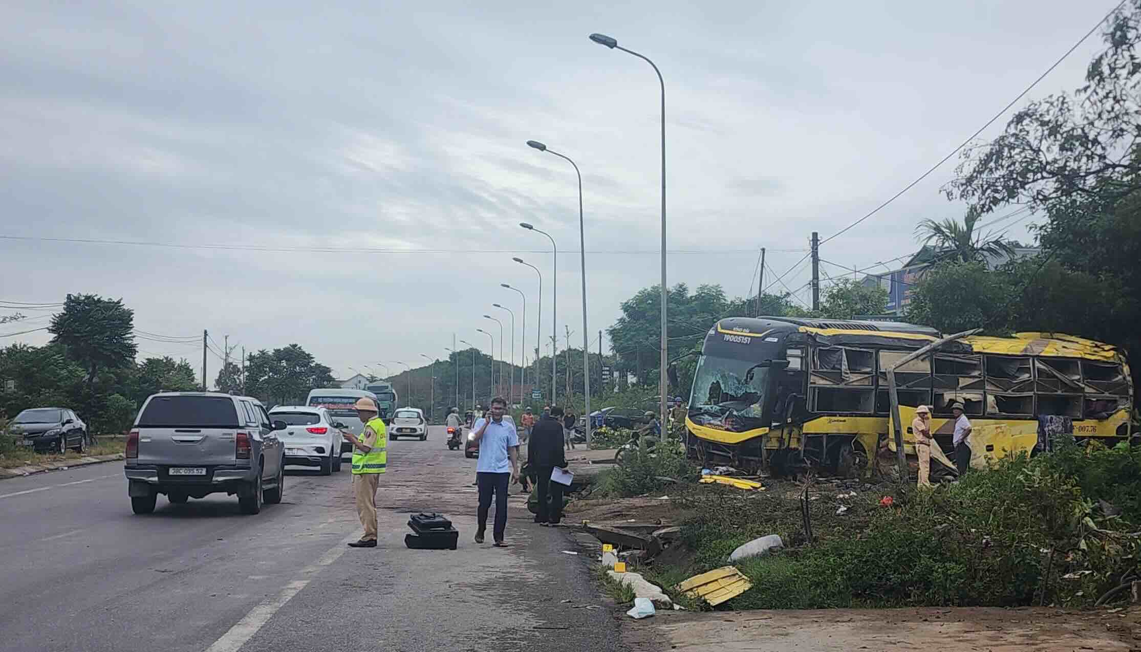 The scene of the tragic accident in Ha Tinh this morning, causing many casualties. Photo: Ky Anh