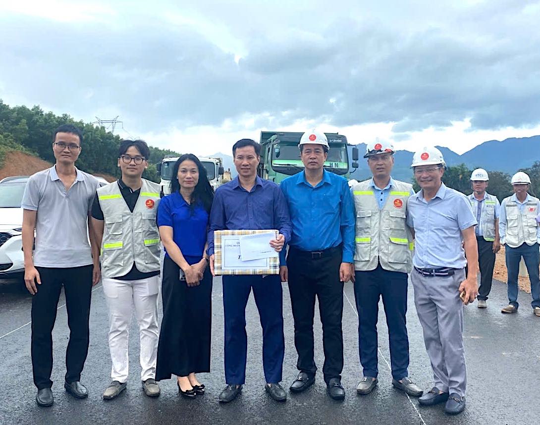 베트남 건설 노동조합 지도부가 호아리엔-뚜이로안 고속도로 건설 현장에서 노동자들에게 선물을 증정하고 있습니다. 사진: 반꾸엣