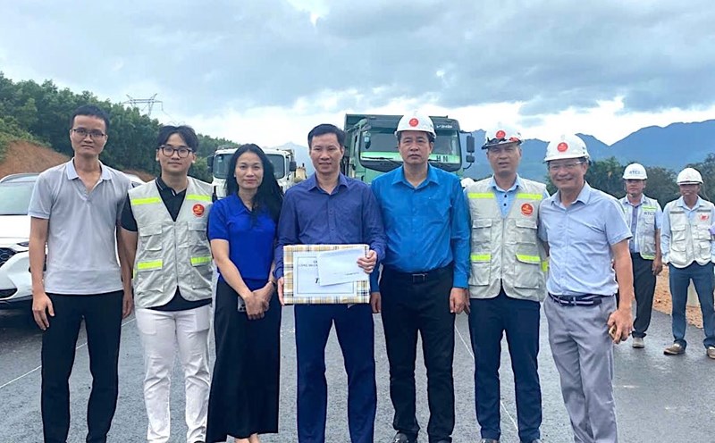 Leaders of the Vietnam Construction Trade Union presented gifts to workers at the Hoa Lien - Tuy Loan Expressway construction site. Photo: Van Quyet