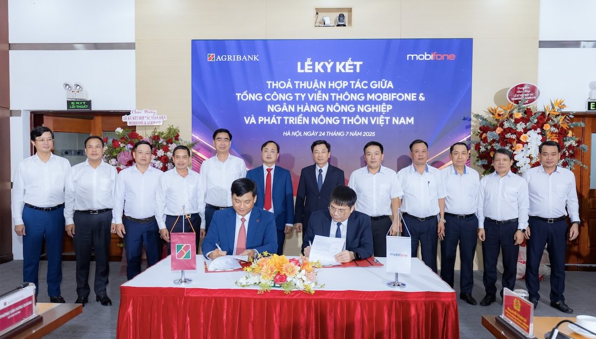 Lanh dao MobiFone va Agribank ky ket thuan hop tac chien luoc, danh dau buoc tien quan trong trong hanh trinh ket noi cong nghe so voi tai chinh truyen thong.