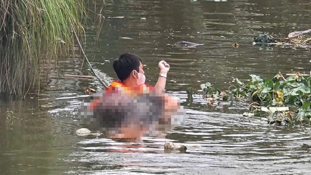 Nam tai xe roi xuong kenh tu vong da tim thay thi the. Anh: Dong Hoang