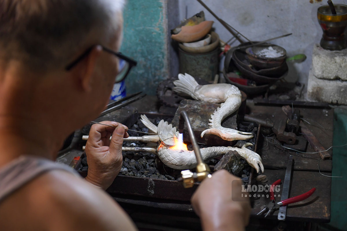 Bên trong làng chạm bạc hàng trăm năm tuổi ở Hưng Yên