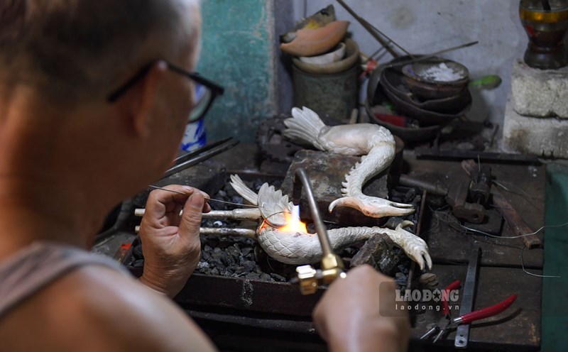 The village chief is a silver carver village that is hundreds of years old in Tra Giang commune, Hung Yen province. Photo: Ha Vi