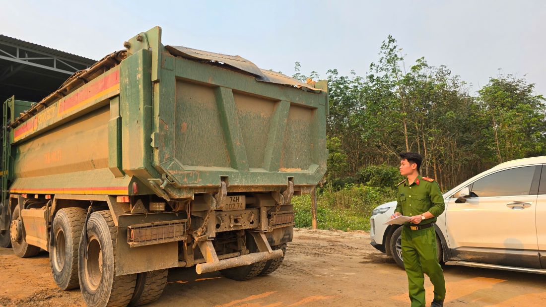 Oto cho dat di tieu thu nhung co quan cong an xac dinh chua du can cu xu ly. Anh: Hung Tho