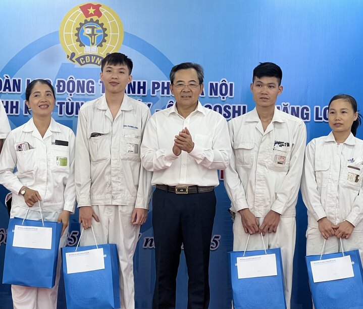 Pho Chu tich LDLD Thanh pho Nguyen Chinh Huu trao ho tro cho nguoi lao dong kho khan. Anh: Kieu Vu