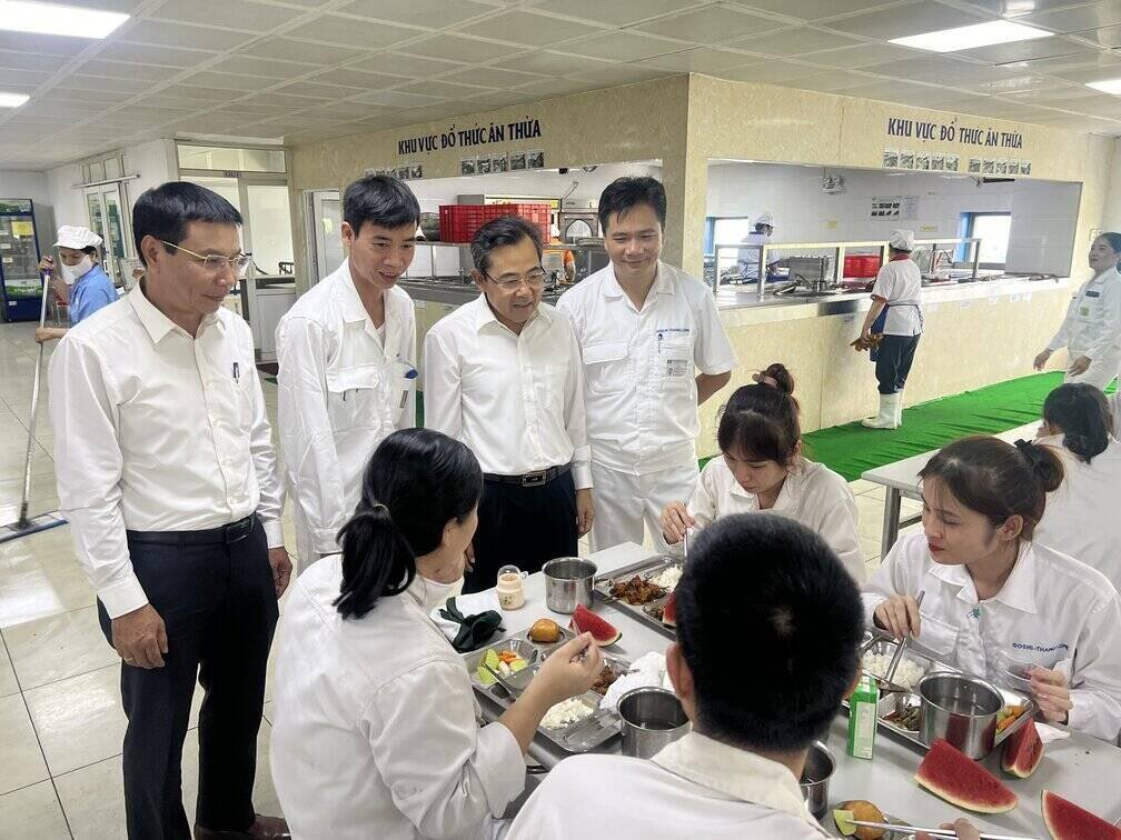 하노이시 노동총연맹 부위원장 Nguyen Chinh Huu 씨(오른쪽에서 두 번째)가 노동조합 점심 식사 프로그램에서 노동자들을 방문하여 격려하고 있습니다. 사진: Kieu Vu