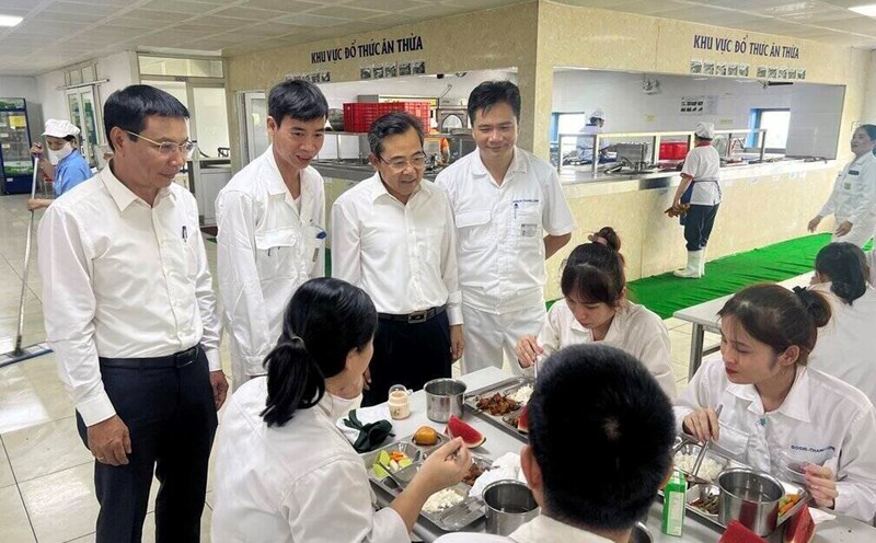 Vice President of the Hanoi City Labor Federation Nguyen Chinh Huu (standing 2nd from right) visited and encouraged workers at the Trade Union Meal program. Photo: Kieu Vu
