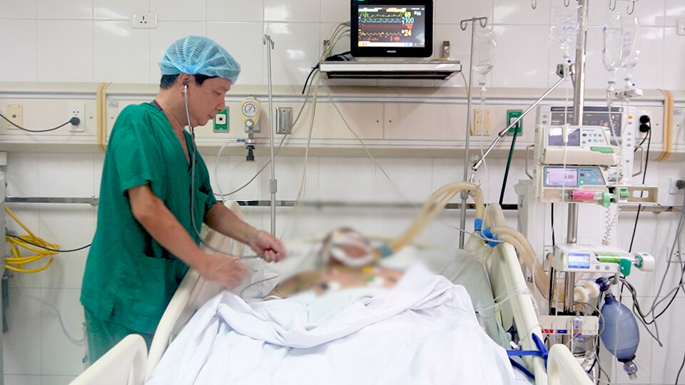 Apres 3 jours de traitement quelle est la sante de la victime de l'effondrement du pont suspendu a Dien Bien