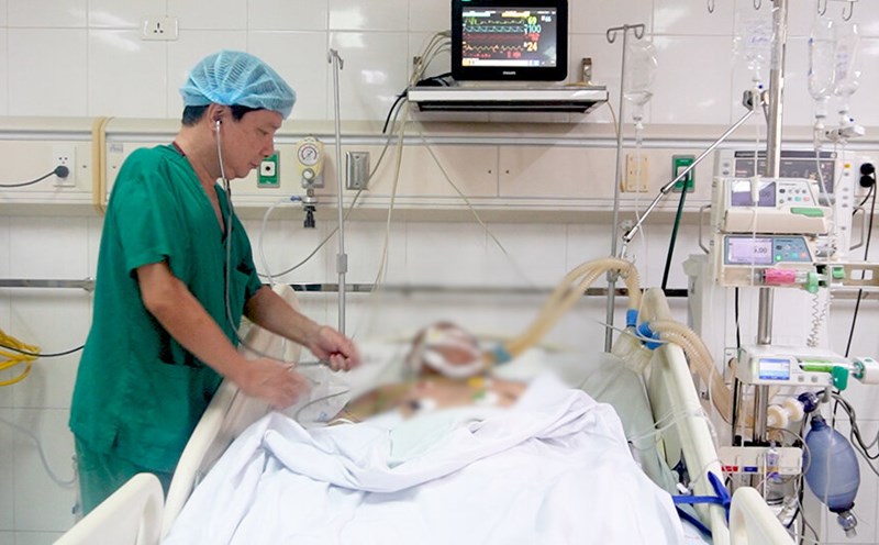 After 3 days of treatment, how is the health of the victim in the suspension bridge collapse in Dien Bien