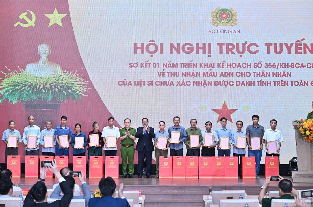 The Prime Minister, leaders of the Ministry of Public Security and leaders of the Ministry of Home Affairs presented the Decision on determining the remains of martyrs with missing information to representatives of martyrs' families. Photo: Hai Nguyen