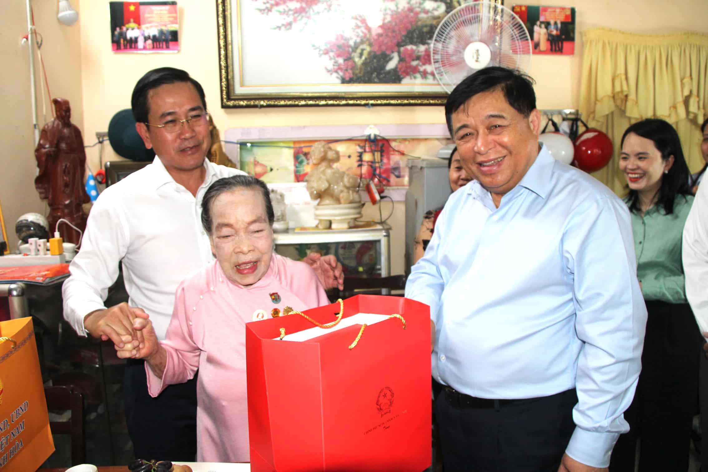 During his working trip to Khanh Hoa province, Deputy Prime Minister Nguyen Chi Dung visited and presented gifts to Ms. Ho Thi Luom. Photo: Thanh Thuy