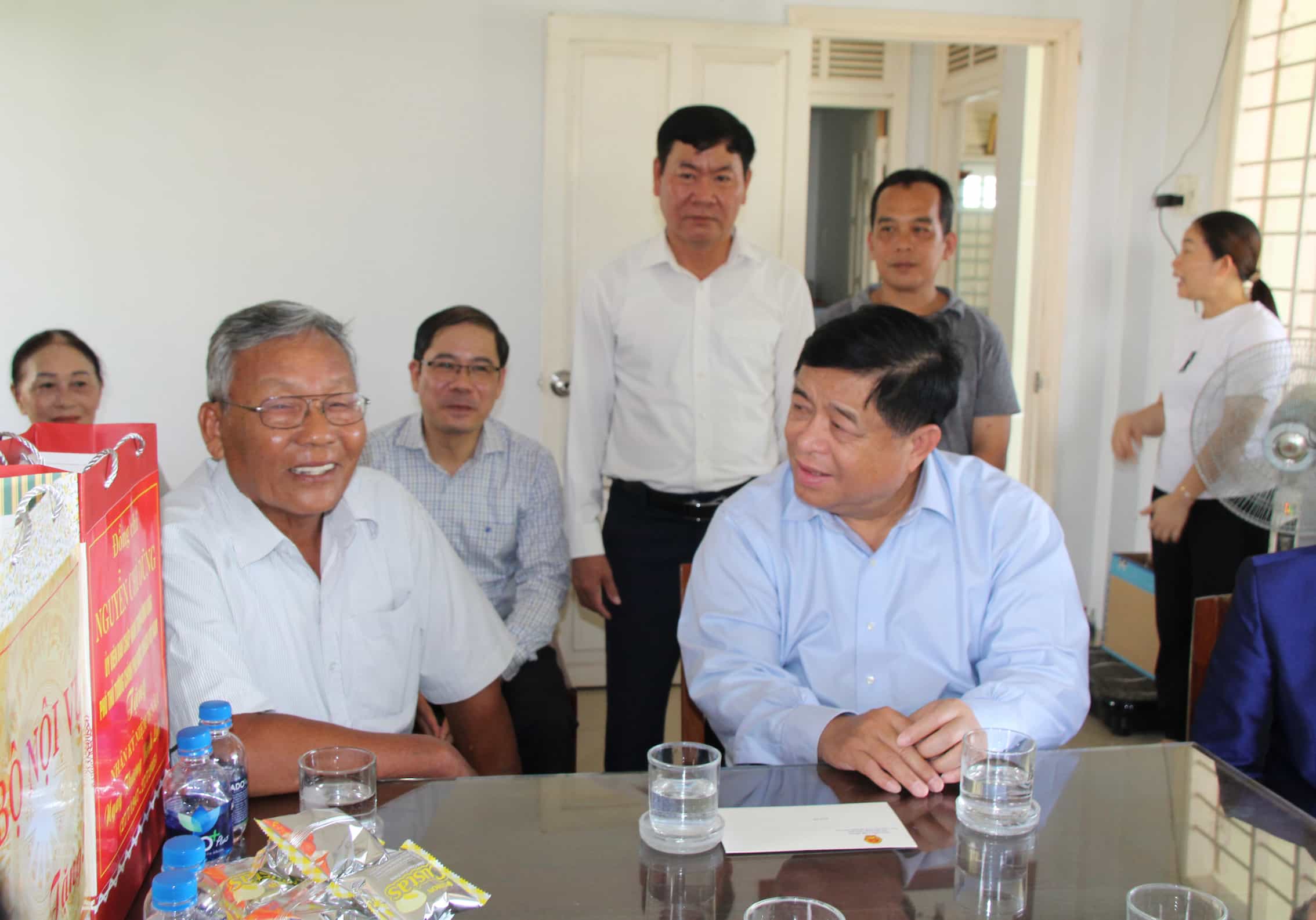 Pho Thu tuong Nguyen Chi Dung tham hoi doi song cua gia dinh ong Nguyen Quang Vinh. Anh: Thanh Thuy