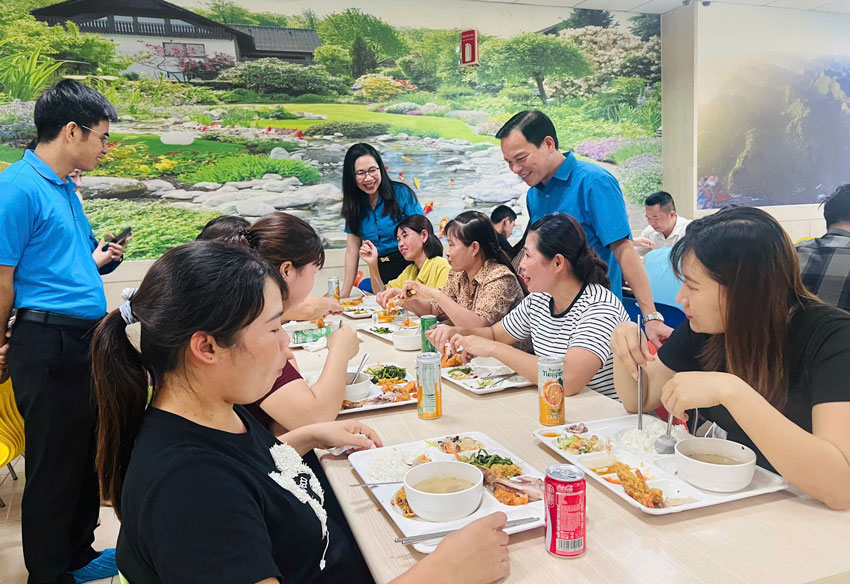 Lanh dao Lien doan Lao dong tinh Phu Tho dung bua com cong doan va lang nghe them tam tu nguyen vong cua nguoi lao dong. Anh: An Vi