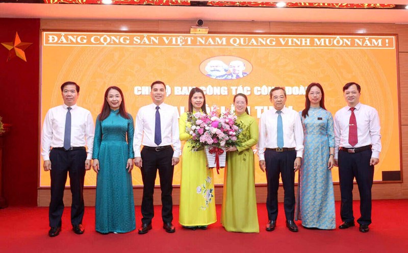 Ms. Pham Hai Hoa - Member of the City Party Committee, Member of the Standing Committee of the Party Committee, Vice Chairman of the Vietnam Fatherland Front Committee of Hanoi City, Chairman of the City Farmers' Association (4th from right) presented congress flowers. Photo: Ngoc Anh