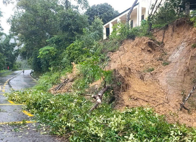 Grave glissement de terrain au Km125+500 de l'ancienne route nationale 12 situee dans la commune de Na Sang province de Dien Bien. Photo : Societe par actions des routes 226