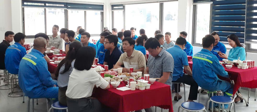 1955 1955 노동조합 점심 식사는 Song Lam Tay Bac 비료 주식회사 노동조합이 7월 25일에 조직했습니다. 사진: Van Thu