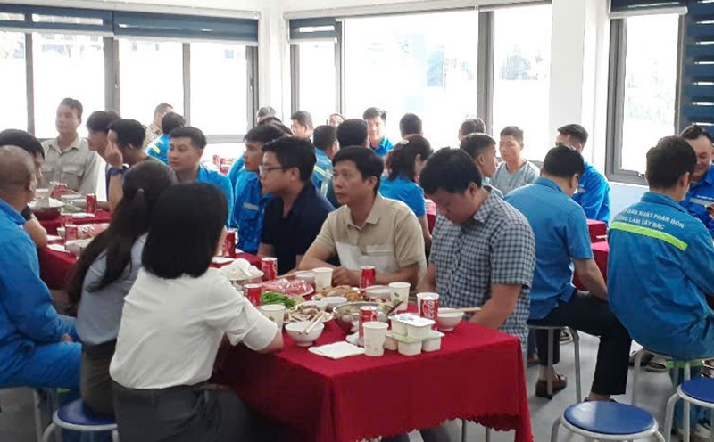 "Union Meal" was organized by the Trade Union of Song Lam Tay Bac Fertilizer Joint Stock Company on July 25. Photo: Van Thu