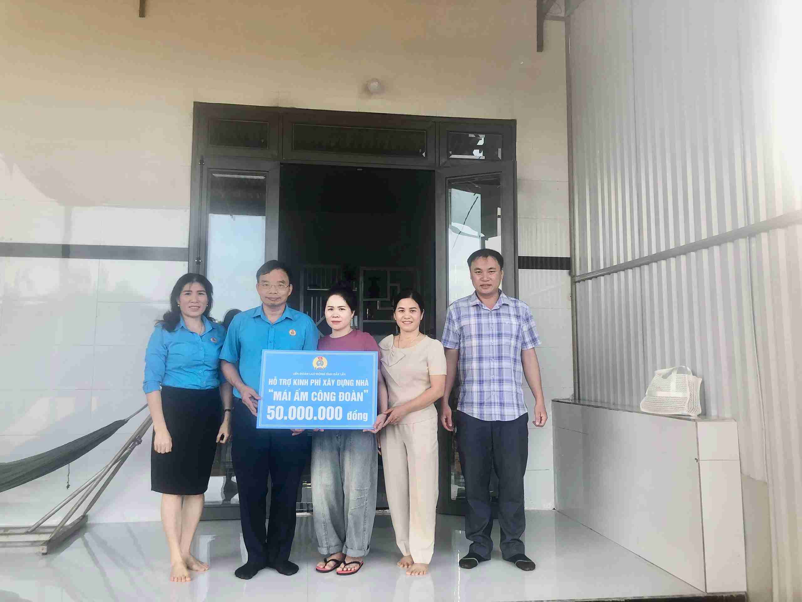 Dak Lak省労働組合連盟の指導者が、困難な状況にある組合員に「労働組合の温かい家」の建設支援金を授与。写真:バオ・チュン