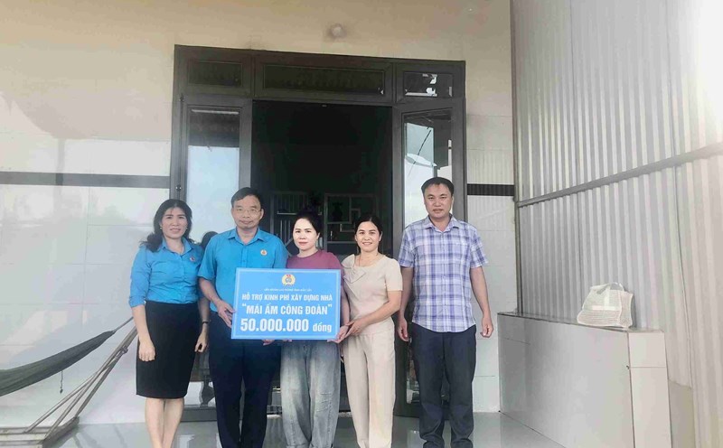 Leaders of the Dak Lak Provincial Federation of Labor presented subsidies to support the construction of "Union Shelter" for union members in difficult circumstances. Photo: Bao Trung