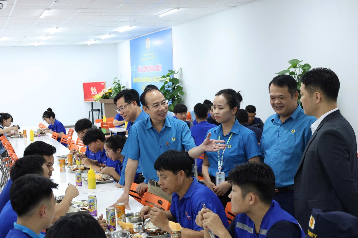 Le Duc Tho 박닌성 노동 연맹 부위원장이 노동자 점심 식사의 질을 향상시키기 위해 기업주와 논의하고 있습니다. 사진: Quyet Chien