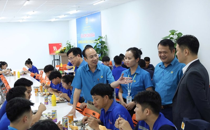 Mr. Le Duc Tho - Vice Chairman of the Bac Ninh Provincial Labor Federation discussed with business owners to improve the quality of shift meals for workers. Photo: Quyet Chien
