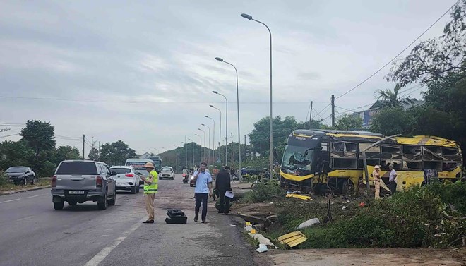 The Ministry of Health requires timely treatment of victims of the passenger bus overturning in Ha Tinh. Photo: Ky Anh