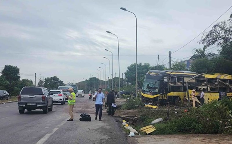 The Ministry of Health requires timely treatment of victims of the passenger bus overturning in Ha Tinh. Photo: Ky Anh