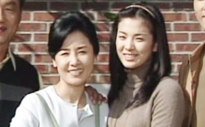 Actors Sun Woo Eun Sook and Song Hye Kyo. Photo: Movie Autumn Heart