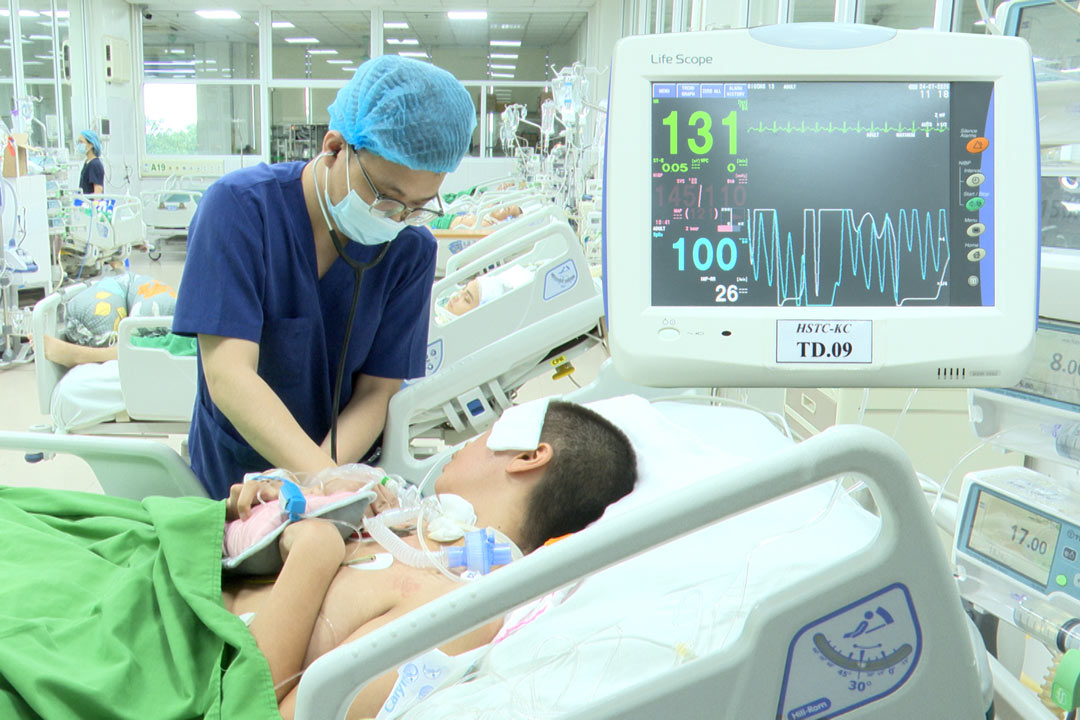 Une mere pleure a chaudes larmes parce que son fils de 17 ans souffre d'une encephalite japonaise et risque de laisser de graves sequelles