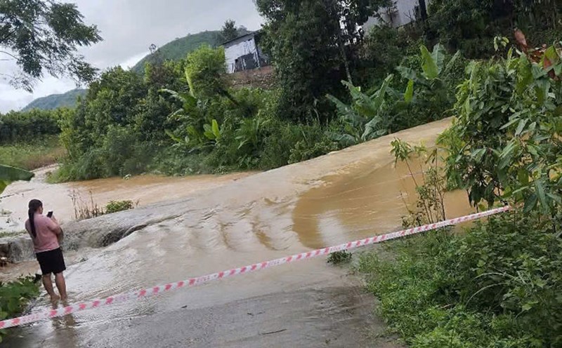 Heavy rain caused many sections of rivers to drown and spillways in Lao Cai to rise. Photo: Van Duc