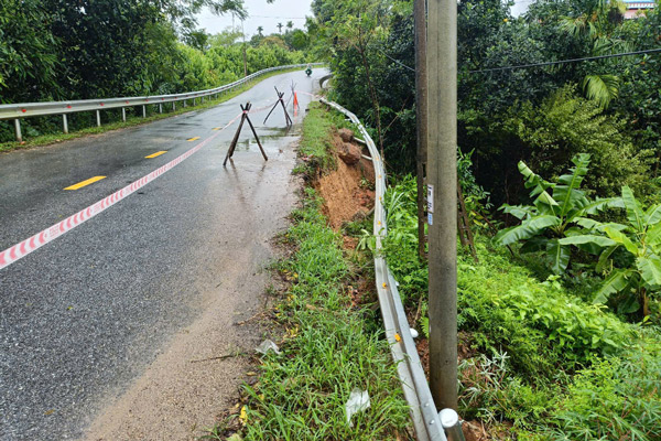 Mua lu gay nhieu thiet hai ve ha tang giao thong va nha cua tai Lao Cai. Anh: Van Duc